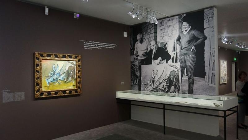 Intérieur majestueux d'une galerie des beaux arts parisienne, avec des chefs-d'œuvre exposés